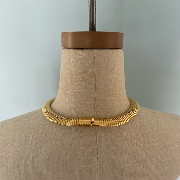 Gold collar necklace with tortoise inset - Picture 2 of 4